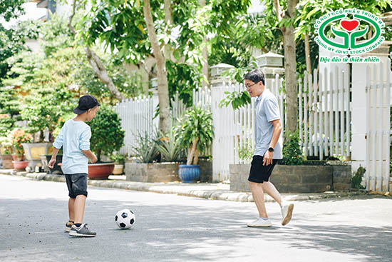 Khuyến khích trẻ hiếu động kém tập trung thường xuyên chơi thể thao