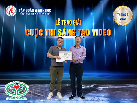 Anh Nguyễn Hoàng Nam nhận bằng khen và giải thưởng video xuất sắc nhất