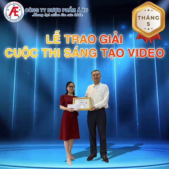 Chị Trần Thị Huyền nhận bằng khen cho video đạt giải cuộc thi sáng tạo tháng 5