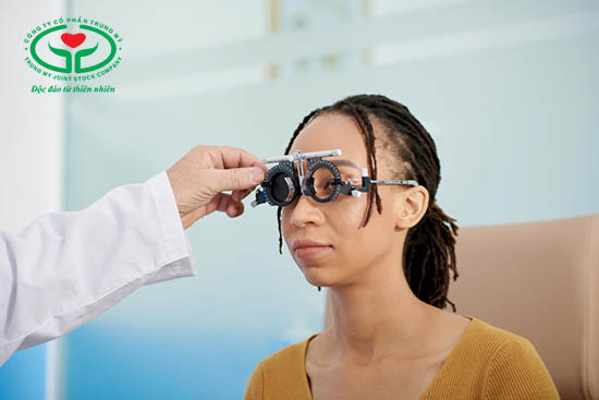 Đeo kính chỉnh khúc xạ là cách điều trị loạn thị thông dụng nhất