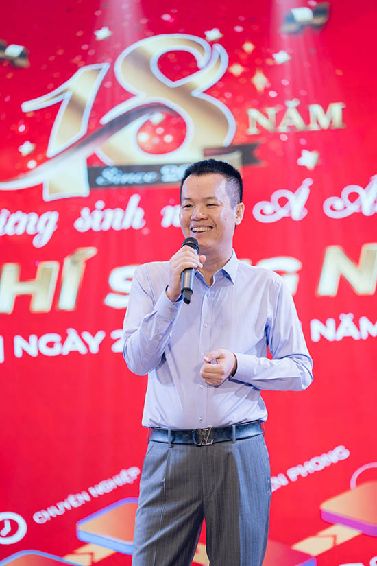Tổng giám đốc - Dược sĩ Nguyễn Văn Luận phát biểu mở màn buổi lễ sinh nhật