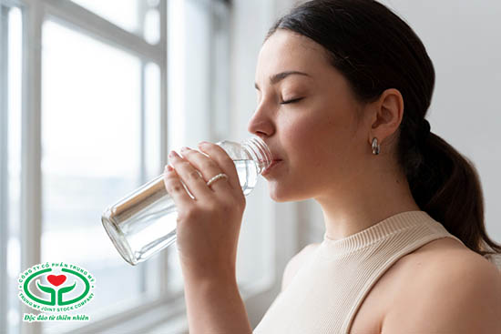 Uống nhiều nước là cách chữa huyết áp thấp hiệu quả
