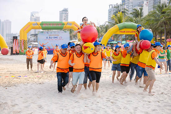 Làm hết sức, chơi hết mình Làm hết sức, chơi hết mình